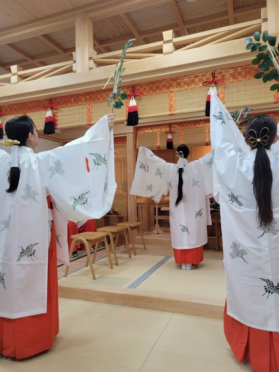 社殿で舞を奉納する巫女たち