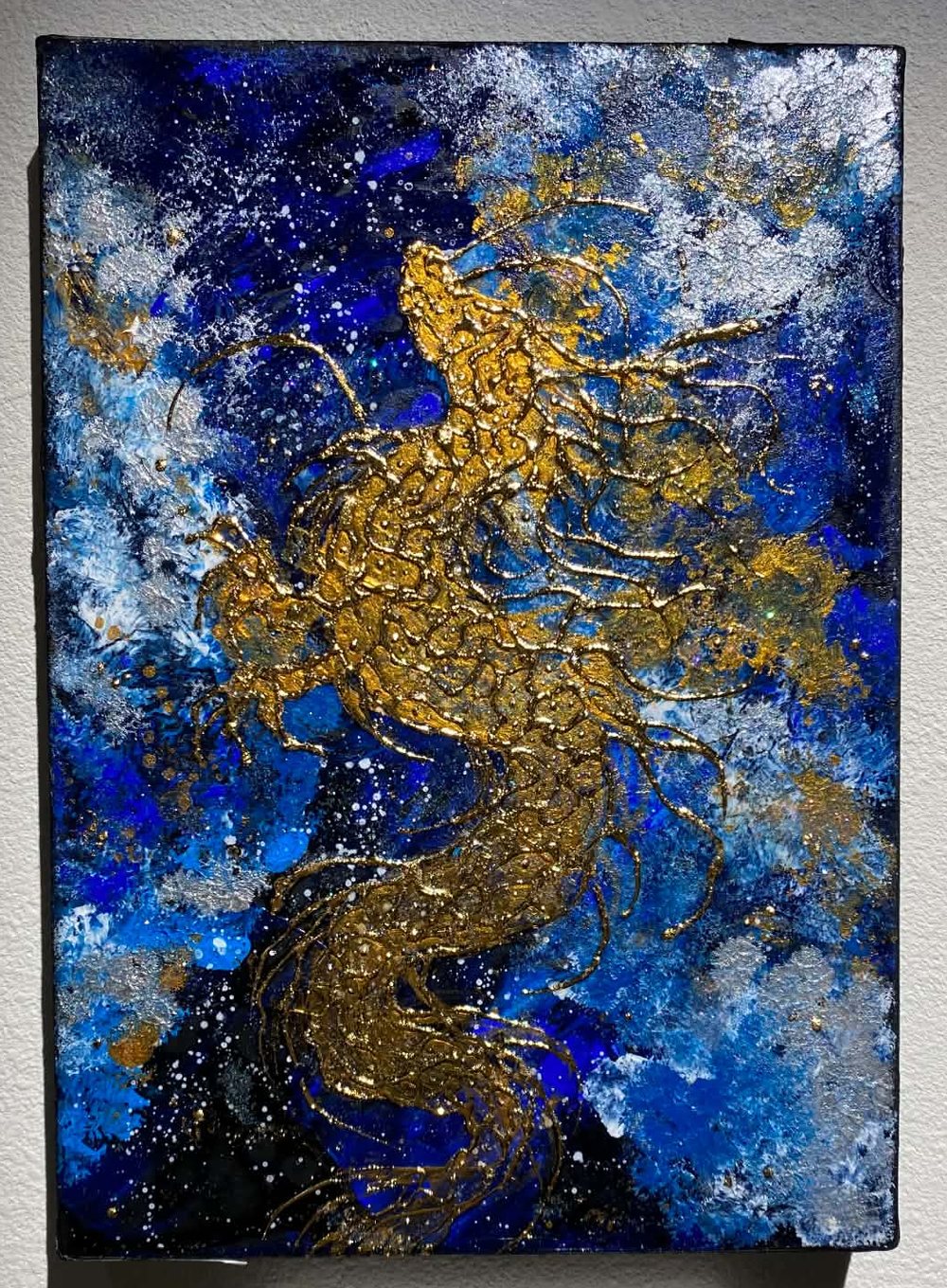 判多優実の講師作品「生まれ変わりの儀式」。群青の星空の中を金色の龍が昇っていく